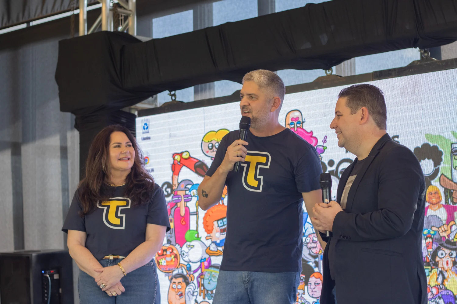 Valéria e a equipe na apresentação da HQ